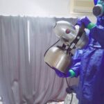 消臭作業を行う作業員